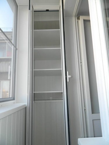 Узкий шкаф на балкон с распашной дверью