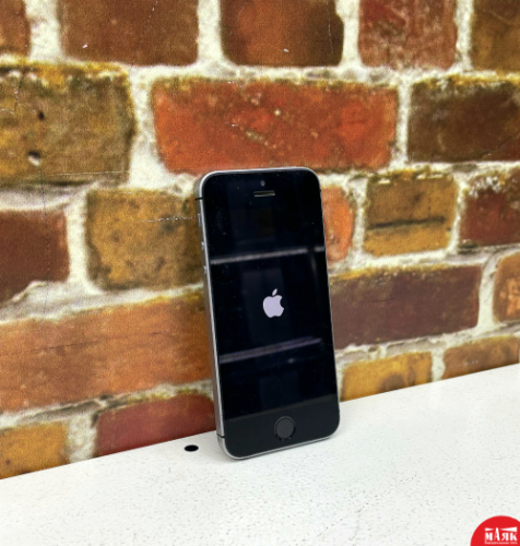 О4 Б/У ст iphone se 32gb 100% 353068098149701 №e00313180